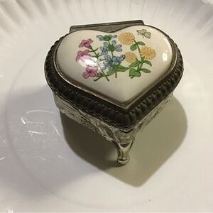 ★❦꒒ik୧⌵♡⌵N୧w❦★ AUCTION PRICE👩🏻‍⚖️ Vintage Heart Shape Jewelry Box